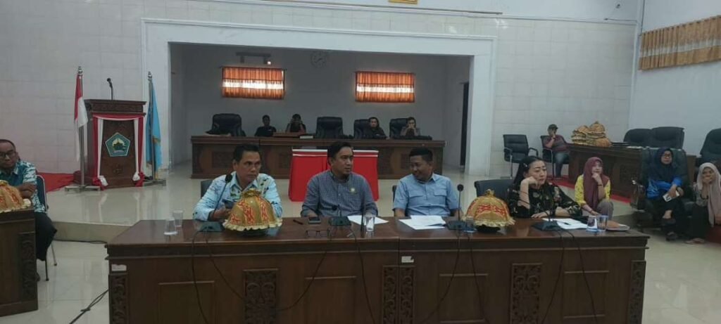 Dari kiri ke kanan: PJ Sekda Kabupaten Bantaeng, Ketua Komisi C, Ketua DPC Gerindra, Ketua Fraksi Demokrat